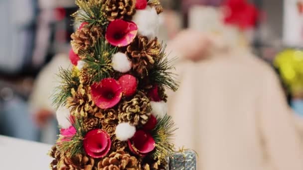 Ekstremalne Zbliżenie Zdjęcia Świątecznej Miniatury Choinki Ozdobionej Szyszkami Sosnowymi Kwiatami — Wideo stockowe