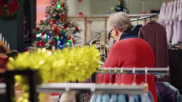 Пожилая Женщина Просматривает Стеллажи Блейзеров Мужском Отделе Магазина Одежды Ища — стоковое видео