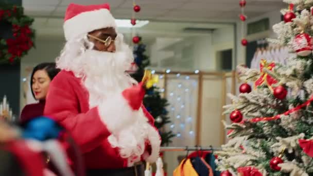 Εργαζόμενος Ντυμένος Άγιος Βασίλης Διασκέδαση Αγοραστές Χριστουγεννιάτικα Στολίζουν Κατάστημα Μόδας — Αρχείο Βίντεο