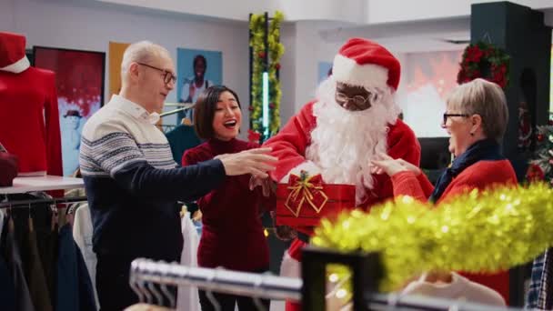 Asisten Ritel Yang Mengenakan Setelan Santa Claus Toko Pakaian Natal — Stok Video
