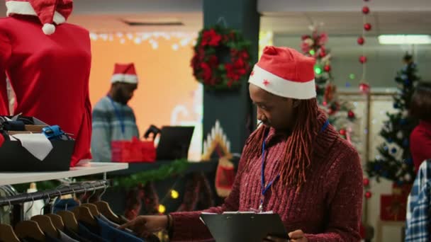 Noel Baba Şapkası Takan Mutlu Perakende Satış Elemanı Noel Süslü — Stok video