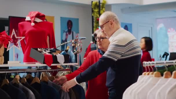 Üst Düzey Müşteriler Noel Alışverişinde Kocasıyla Birlikte Kostüm Mağazalarının Raflarına — Stok video