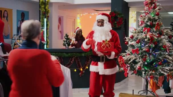 Долли Костюме Санта Клауса Проводит Розыгрыш Магазине Одежды Christmas Shopping — стоковое видео