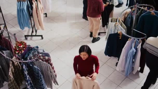 Müşterilerin Alışveriş Merkezinin Giyim Mağazalarının Koridorlarında Dolanıp Noel Tanıtım Etkinliği — Stok video