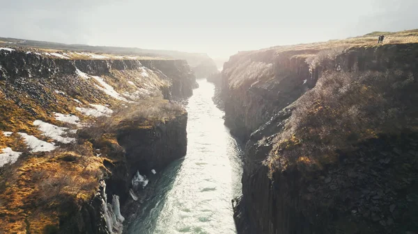 アイスランドでのガラスの滝のドローンショットは 雄大なカスケードは 通常の峡谷の丘の間を流れる アイスランドの水流は崖から落ちている スローモーション — ストック写真
