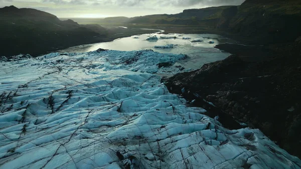 从空中俯瞰冰冻湖上的大冰 冰原上的大块冰岩在水面上漂浮 奇形怪状的北冰洋景观 慢动作 — 图库照片