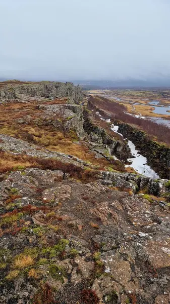 공원에서 아이슬란드어 하이킹 내부에 거대한 형성과 장엄한 언덕과 화려한 북유럽 — 스톡 사진