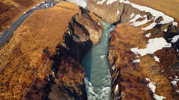 空中俯瞰古尔佛斯河瀑布 美丽的冷水流过结冰的雪山和田野 冰岛的自然和北方的风景接近瀑布 慢动作 — 图库照片