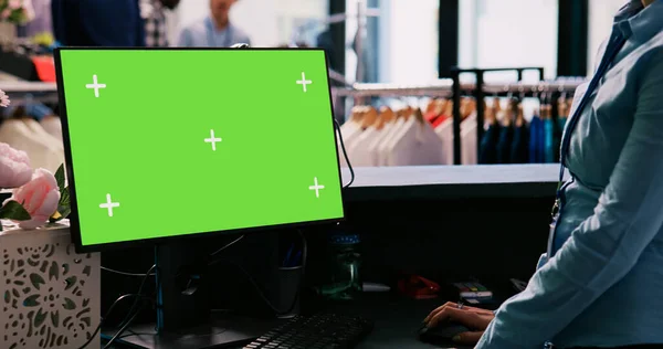 Работник Проверяет Компьютер Хрома Ключом Зеленый Экран Макет Дисплей Стоя — стоковое фото