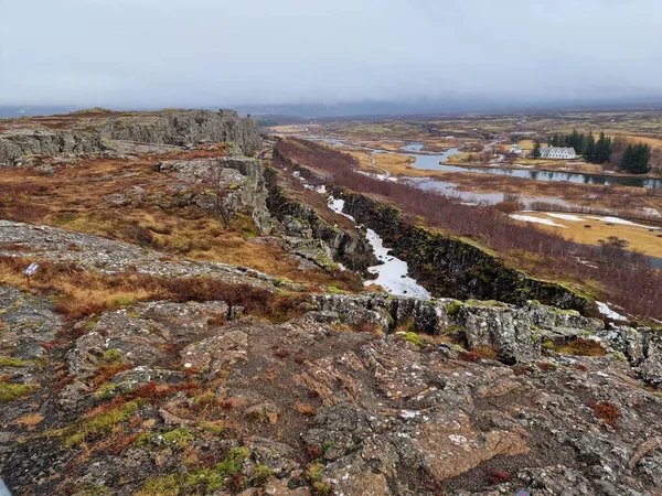 아이슬란드어 Thingvelier 장엄한 절벽에서 산벽을 만드는 북유럽 계곡의 아이슬란드 — 스톡 사진