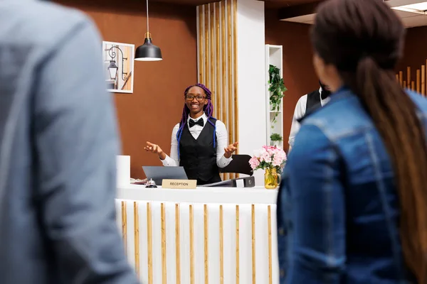 Amigável Jovem Afro Americana Recepcionista Recepção Hotel Cumprimentando Turistas Positivo — Fotografia de Stock