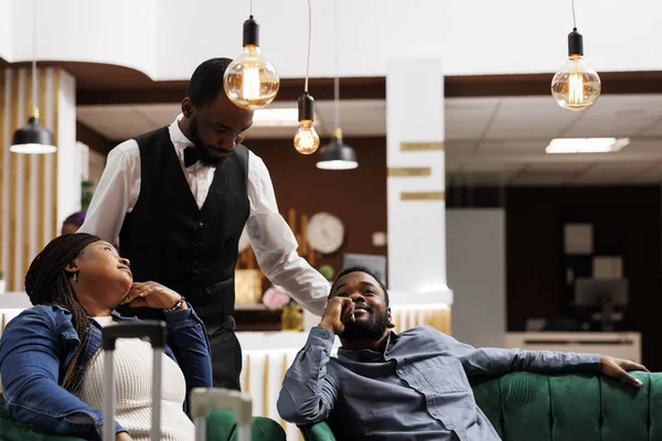 Vänliga Leende Afroamerikanska Mannen Hotellarbetare Vakna Trött Sovande Par Turister — Stockfoto