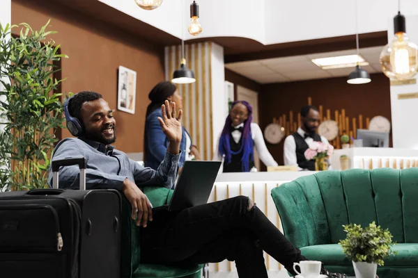 Heureux Souriant Entrepreneur Afro Américain Assis Dans Hall Hôtel Avec — Photo