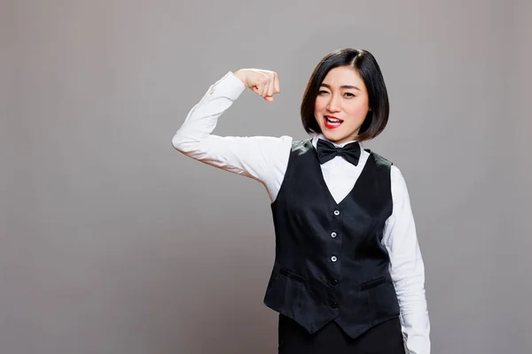 Aantrekkelijke Aziatische Serveerster Met Biceps Krachtconcept Kijkend Naar Camera Jonge — Stockfoto