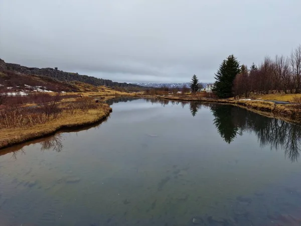 美しい風景 観光名所を形成する北極の自然とアイスランド国立公園の川の流れ 凍った牧草地 黄金の円の近くに巨大な水流を持つアイスランドの風光明媚なルート — ストック写真