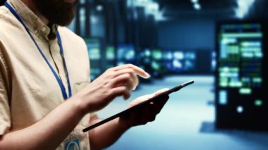 VPN sunucularında hassas verileri korumak için yüksek güvenlik standartlarına sahip bakım yapan bir bilgisayar bilimcisi. Kullanıcılar için güvenli internet bağlantıları sağlayan veri merkezi