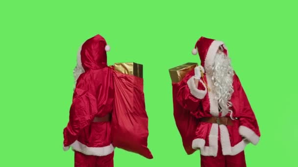 Santa Claus Haciendo Gesto Empuje Estudio Teniendo Saco Lleno Regalos — Vídeo de stock