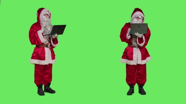 Santa Claus Cosplay Fonctionne Avec Ordinateur Portable Sur Fond Corps — Video