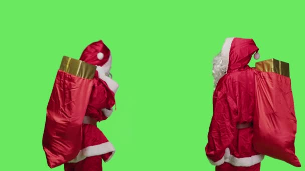 Молодой Человек Изображает Санта Клауса Фоне Зеленого Экрана Готовясь Доставить — стоковое видео