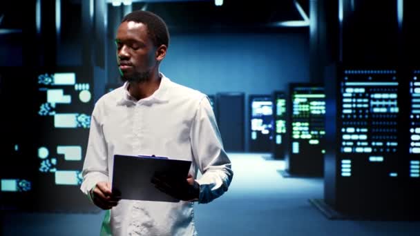 Afro Amerikaanse Ingenieur Datacenter Met Duizenden Servers Opslagapparaten Netwerkcomponenten Die — Stockvideo