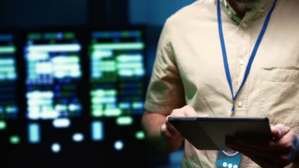 Serviceman Κάνει Ανάλυση Του Συστήματος Πληκτρολογώντας Δεδομένα Στο Tablet Των — Αρχείο Βίντεο