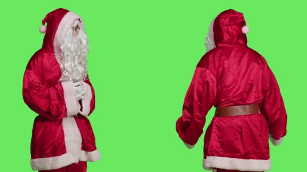 圣诞老人克洛斯站在绿屏前 穿着传统的圣诞服装 站在与世隔绝的背景上 喜庆的人穿上盛装参加圣诞节前夕的庆祝活动 — 图库视频影像