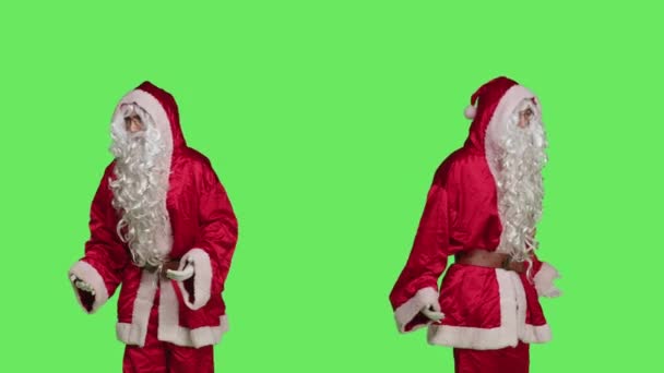Kerstman Feestelijke Belichaming December Feest Poseren Greenscreen Achtergrond Zelfverzekerde Jongeman — Stockvideo