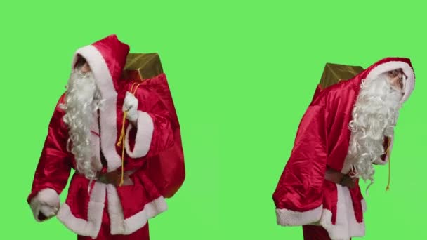 男人穿得像桑塔 头戴红包 提着礼物送给孩子们 身穿节日服装 头戴白色胡子作为节日精神 冬季人物庆祝圣诞节前夕 传统的圣诞节 — 图库视频影像
