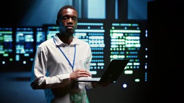 Afrykański Amerykański Specjalista Zapewniający Systemy Serwerowni Zapewniają Redundancję Automatyczne Przełączanie — Wideo stockowe