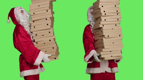 Święty Mikołaj Pozuje Stosem Pudełek Pizzy Niosąc Ogromny Stos Żywności — Wideo stockowe