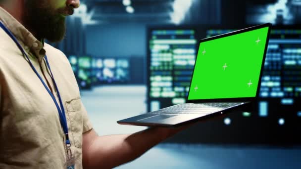 Spesialis Menggunakan Laptop Layar Hijau Untuk Memeriksa Pengaturan Konfigurasi Gugus — Stok Video