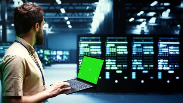 Especialista Usando Laptop Chroma Key Para Verificar Configurações Hub Servidor — Vídeo de Stock