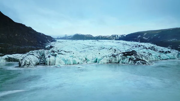 用冰块拍下了冰封的冰湖 冰原上的Vatnajokull冰川在北水周围漂浮 有冰山和冰冻的岩石 山和小山的自然冰景 慢动作 — 图库照片
