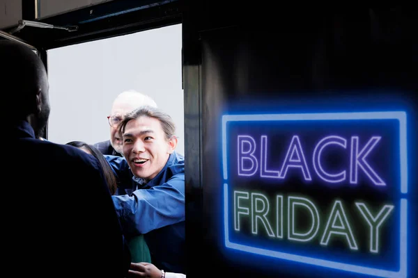 Beveiligingsagent Opent Ingang Van Het Winkelcentrum Black Friday Crazy Fanzy — Stockfoto