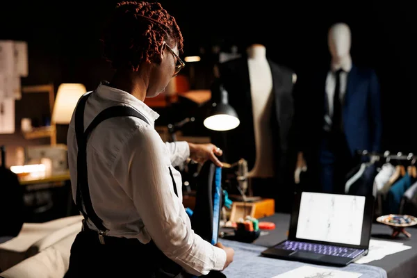 Afrikanisch Amerikanischer Couturier Der Elegante Elegante Kleidungsstücke Für Bevorstehende Kundenaufträge — Stockfoto