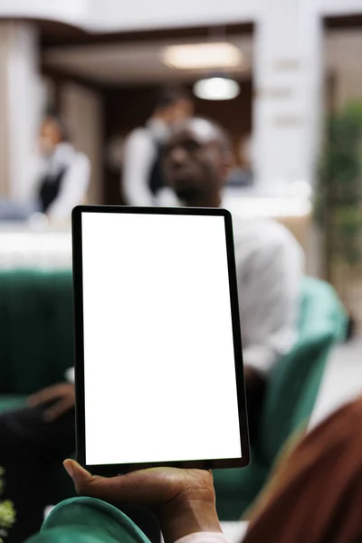 Žena Dívá Bílou Obrazovku Digitálním Tabletu Používá Prázdný Displej Kopírovacím — Stock fotografie