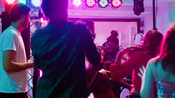 Νέοι Που Απολαμβάνουν Μουσική Στο Κλαμπ Χορεύουν Ηλεκτρονική Μουσική Από — Φωτογραφία Αρχείου