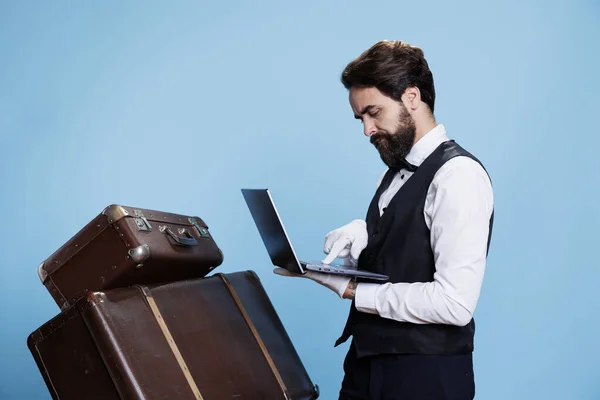 Der Concierge Des Hotels Arbeitet Laptop Und Steht Neben Einem — Stockfoto