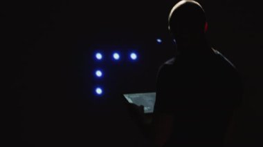 İnsan mühendisi, yapay zeka geliştirme ve derin öğrenme için kullanılan yapay zekayı doğruladı. Tablet ve sistem mühendisliği üzerine modern siber güvenlik araştırmaları. El kamerasıyla..