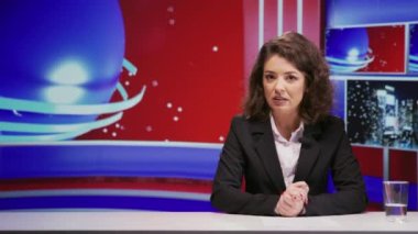 Haber spikeri küresel olaylar hakkında konuşuyor, uluslararası televizyon programında yeni bilgiler ve güncellemeler sunuyor. Profesyonel gazeteci şov sunucusu canlı yayına başlıyor.