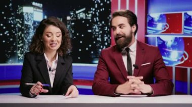 Sunucu ekibi, stüdyoda yaşanan önemli olaylar ve son skandallar hakkında konuşmak üzere gece geç saatlerde talk show 'da TV kanalında tüm konuları ele alıyor. Son dakika haberlerine ev sahipliği yapan medya gazetecileri.