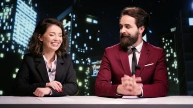 Global TV sunucuları gece yarısı programında sunuculuk yapıyor ve haber odasında uluslararası son dakika haberlerini tartışıyorlar. Sunuculardan oluşan bir ekip eğlence bölümü programı için haber yayını yapıyor.