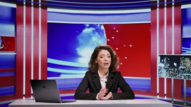 Yayın kuruluşu, en son uluslararası haberlerden bahsederek, dünya haber bülteniyle günlük olayları ele alıyor. Medya sunucusu televizyon programındaki başlıklar hakkında tartıştı, sunum.