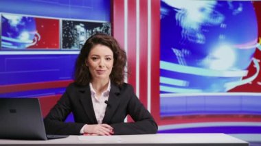Haberleri her gün canlı yayında sunan gazeteci, haber odasındaki dünya olaylarından bahsediyor. Kadın sunucu haber içeriğini flaş haber ve küresel haberleşmeyle aktardı.