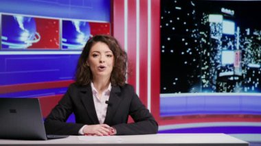 Medya muhabiri gece programında haberleri sunuyor. Haber stüdyosundaki en son televizyon programları hakkında tartışıyorlar. Kadın gazeteci günlük haber bültenine sesleniyor, eğlence için talk show sunuyor.