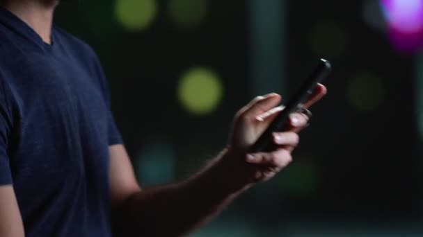 Σύγχρονο Άτομο Smartphone Κατά Διάρκεια Της Βόλτας Αργά Βράδυ Κοιτάζοντας — Αρχείο Βίντεο