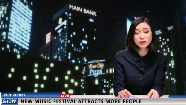 Якір Новин Оголошує Музичний Фестиваль Відкриває Ворота Місті Представляючи Інформацію — стокове відео