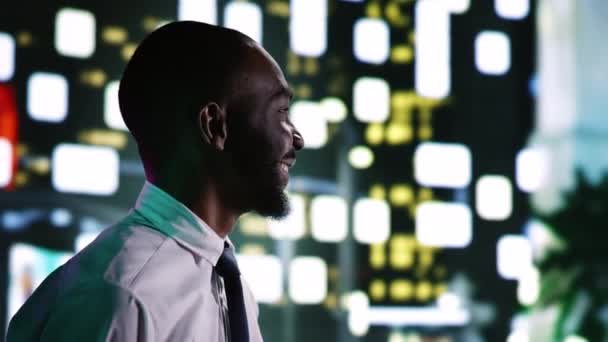 Hombre Afroamericano Paseando Por Noche Admirando Edificios Altos Del Centro — Vídeos de Stock