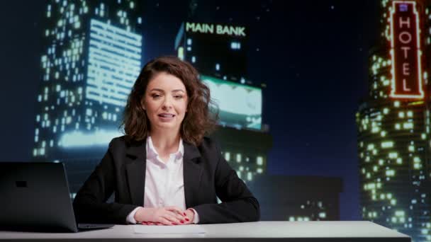 Női Műsorvezető Éjszakai Talk Show Hírszobában Amely Minden Nap Címlapon — Stock videók