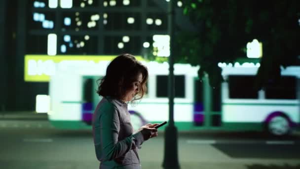 Pewny Siebie Dorosły Używa Telefonu Kierunków Spacerując Centrum Miasta Patrząc — Wideo stockowe